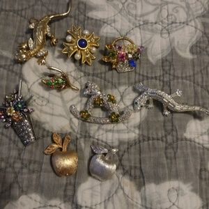 Brooch lot
